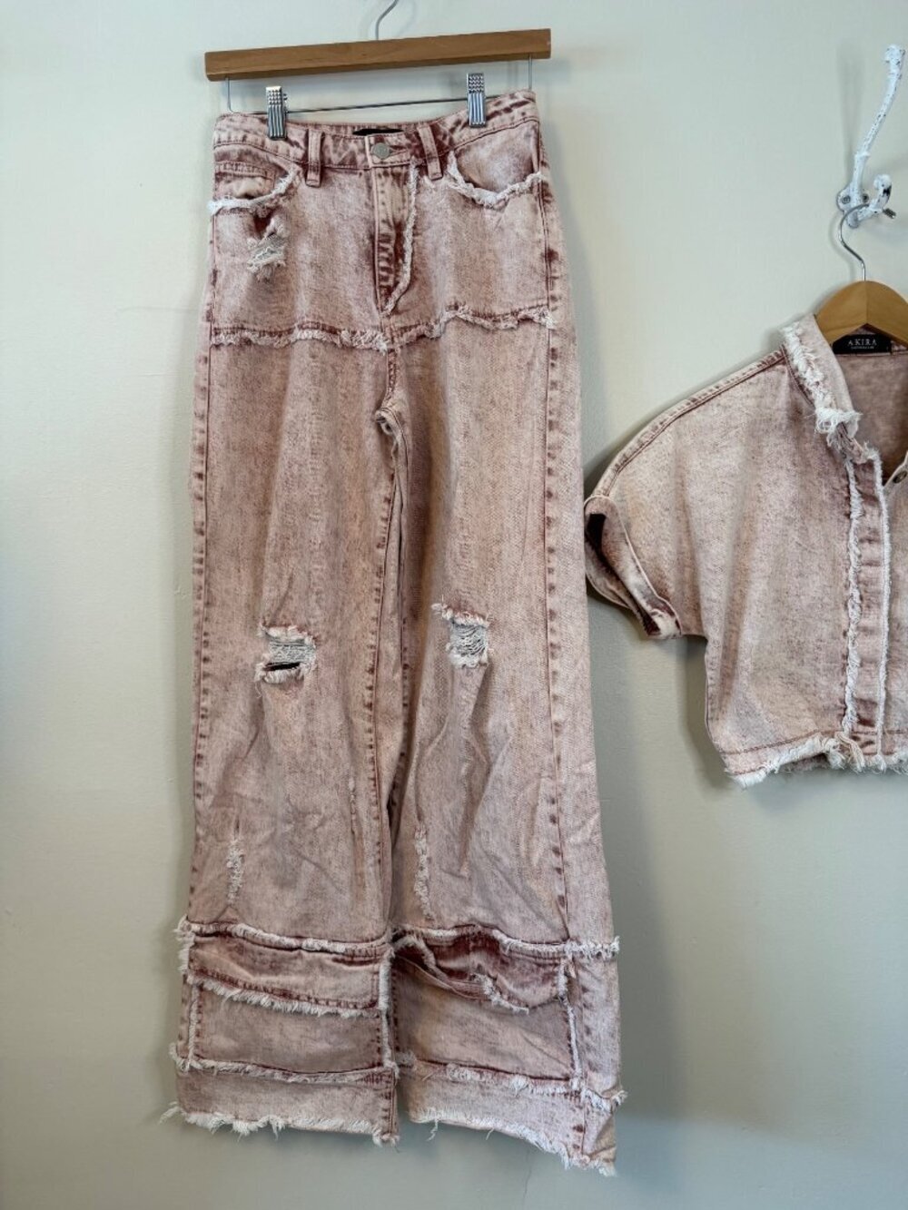 AKIRA FAYE Distressed Relaxed Fit Jeans AND Button Down Top Set Mauve Small - Picture 7 of 10